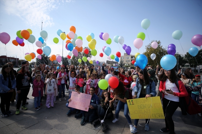 Düzce'de 95 kız çocuğu rengarenk dilek balonlarını gökyüzüne bıraktı